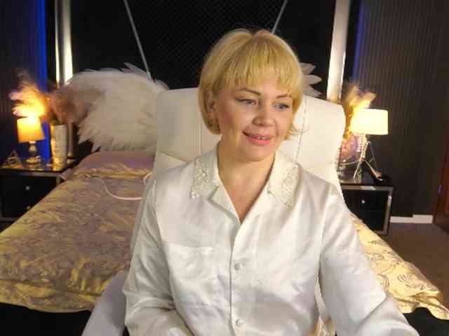 AmiraNight webcam