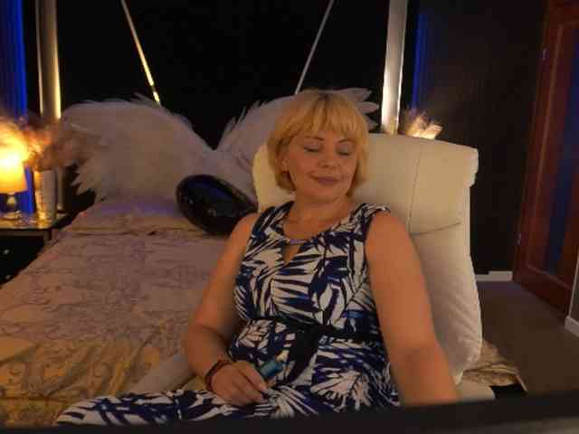AmiraNight webcam