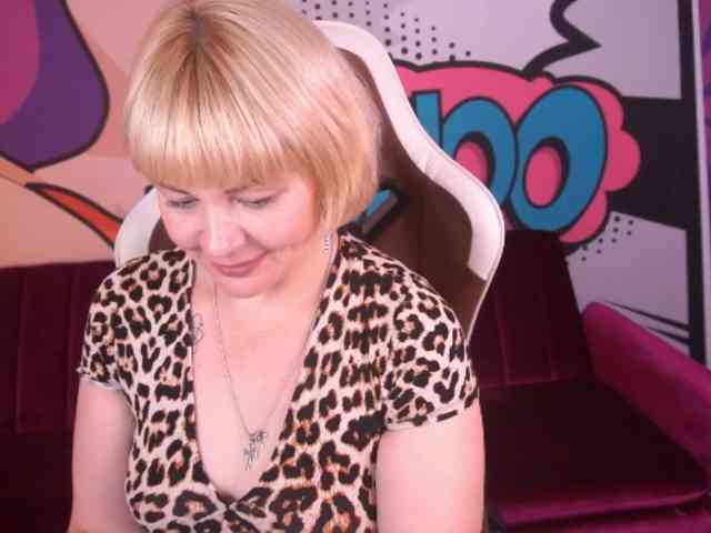 AmiraNight webcam