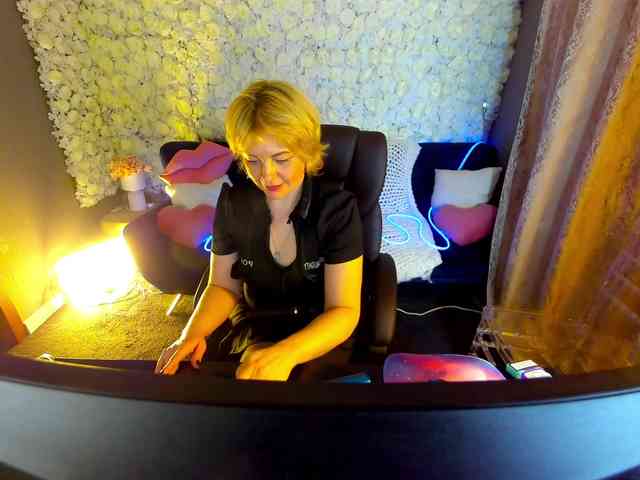 AmiraNight webcam