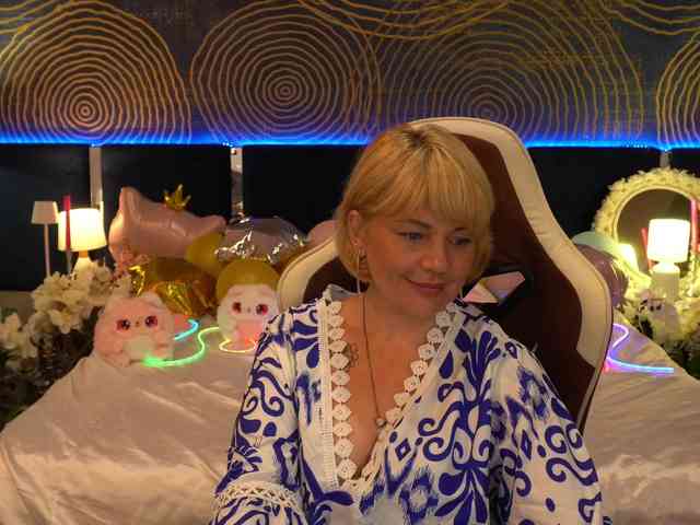 AmiraNight webcam