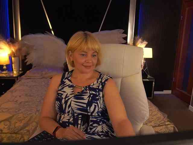 AmiraNight webcam