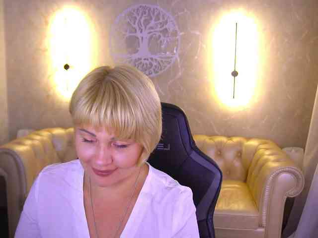AmiraNight webcam