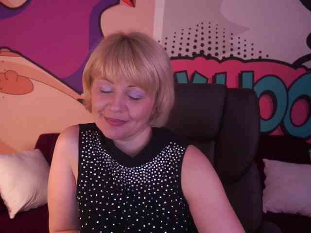 AmiraNight webcam