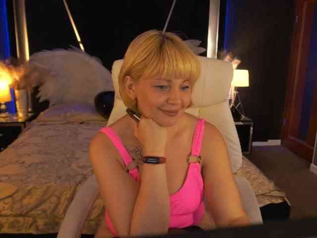 AmiraNight webcam