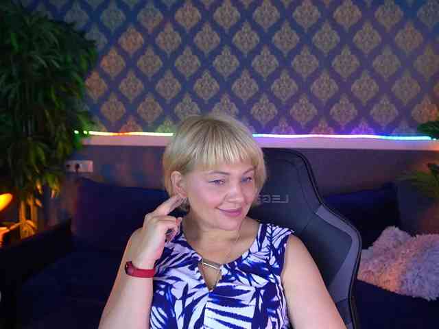 AmiraNight webcam