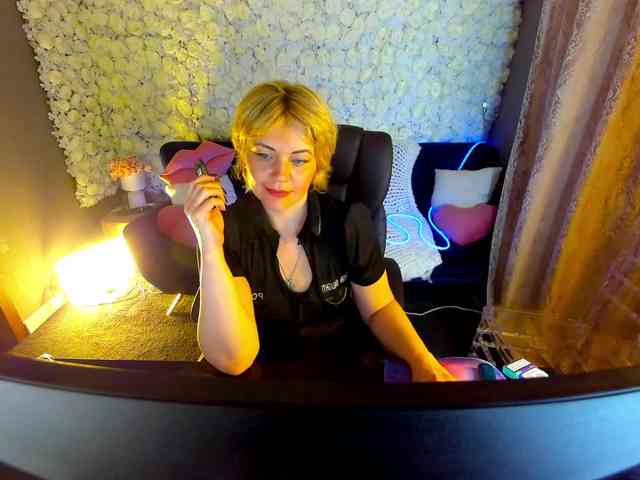 AmiraNight webcam
