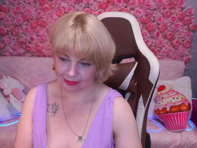 AmiraNight webcam