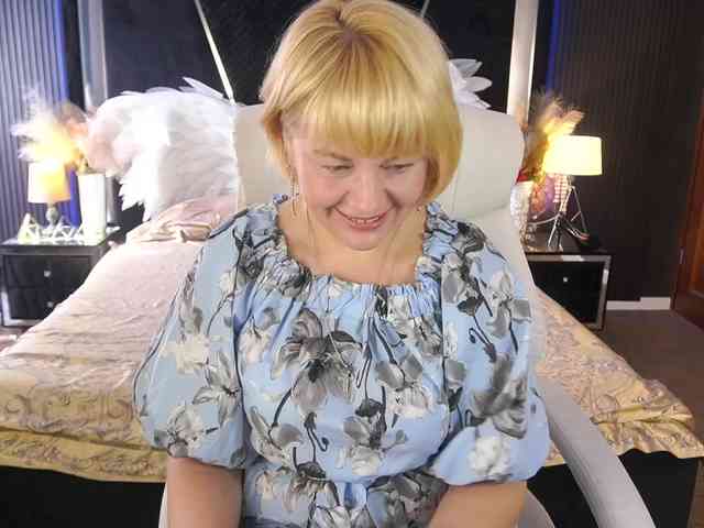 AmiraNight webcam