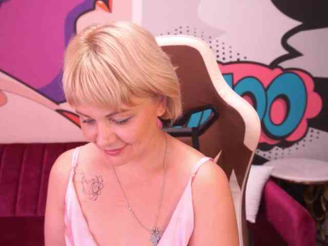 AmiraNight webcam
