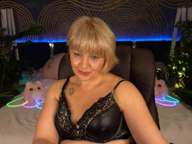 AmiraNight webcam