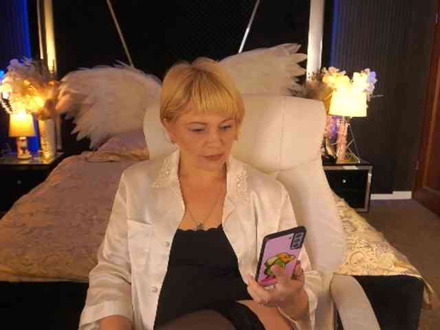 AmiraNight webcam