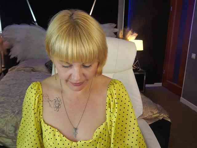 AmiraNight webcam