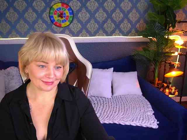 AmiraNight webcam