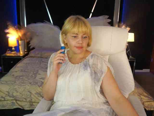 AmiraNight webcam