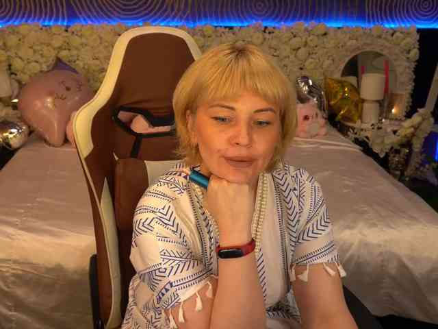 AmiraNight webcam