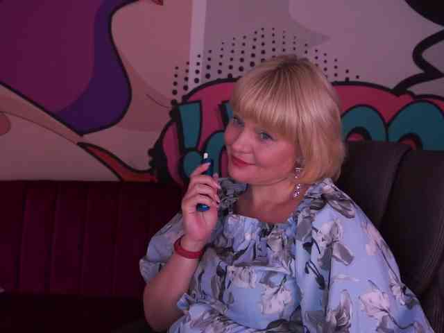 AmiraNight webcam