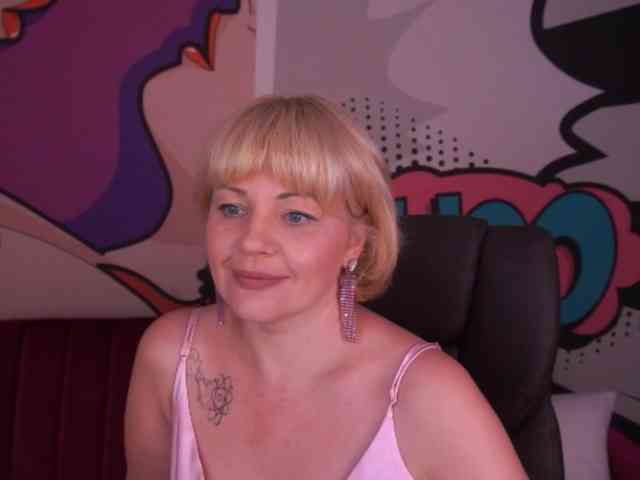 AmiraNight webcam