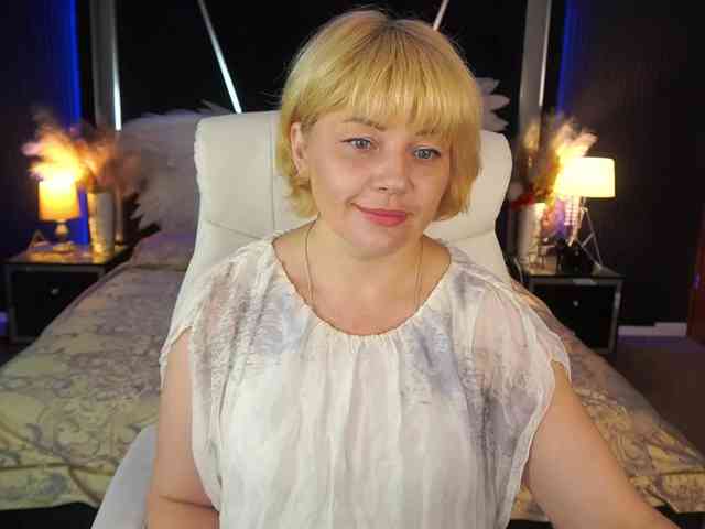 AmiraNight webcam