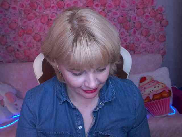 AmiraNight webcam
