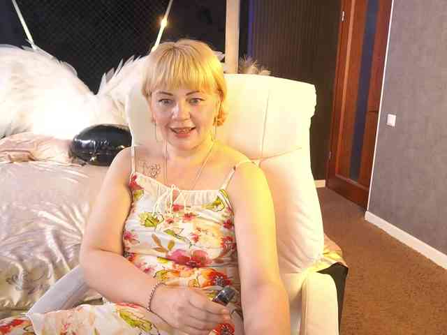 AmiraNight webcam