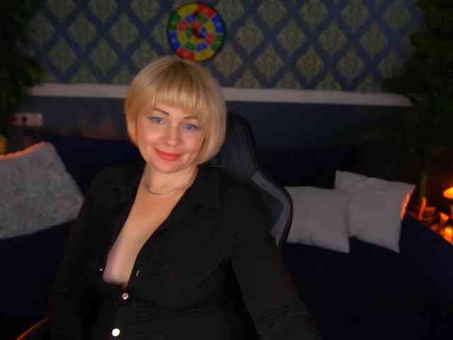 AmiraNight webcam