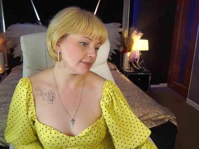 AmiraNight webcam