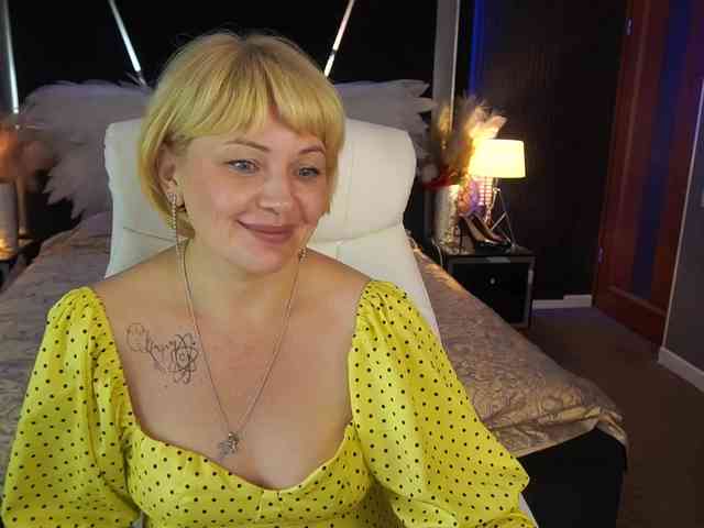 AmiraNight webcam