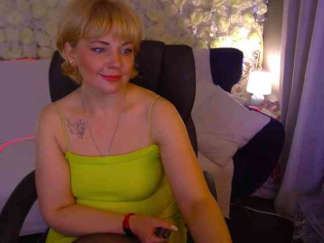 AmiraNight webcam
