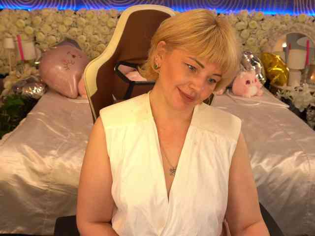 AmiraNight webcam