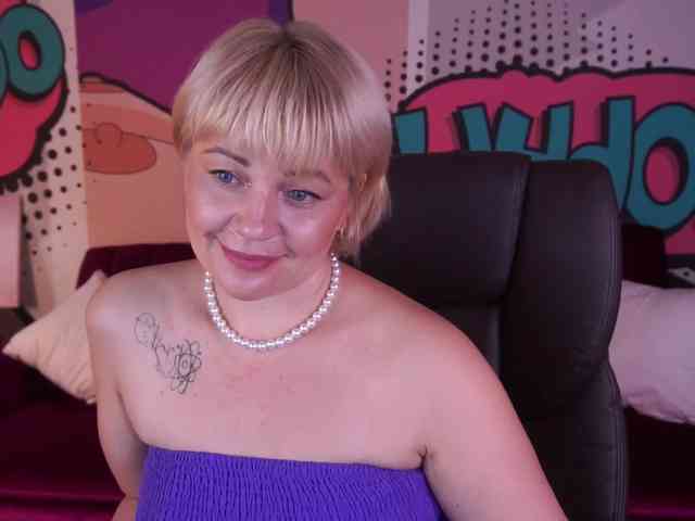 AmiraNight webcam