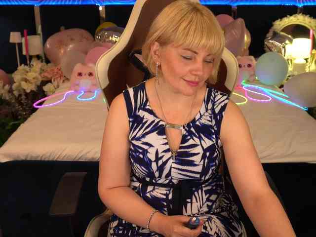 AmiraNight webcam
