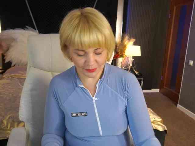 AmiraNight webcam