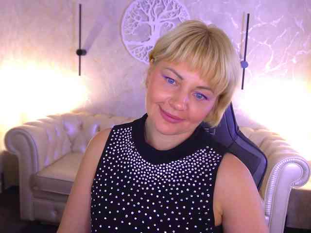 AmiraNight webcam