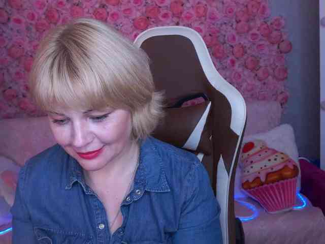 AmiraNight webcam
