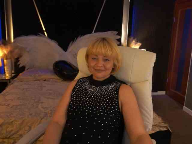 AmiraNight webcam