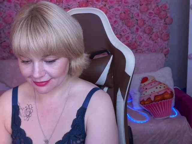 AmiraNight webcam