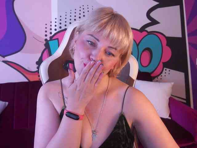 AmiraNight webcam