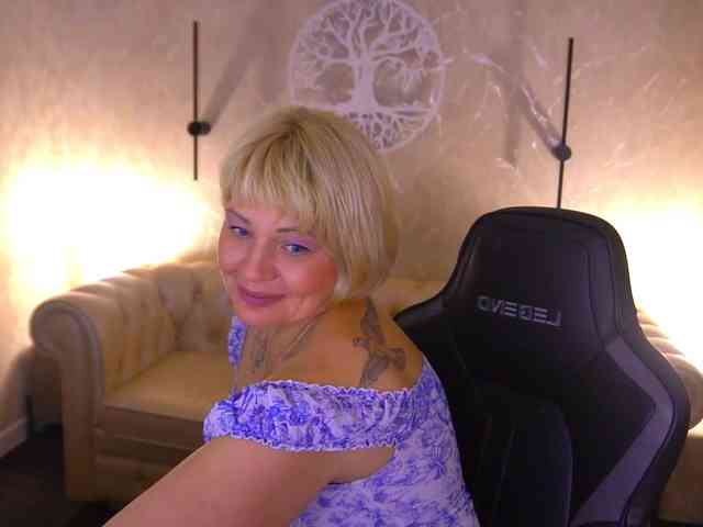 AmiraNight webcam