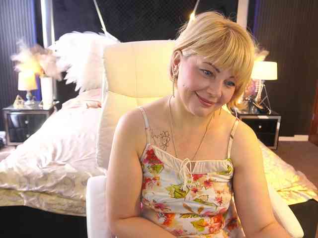 AmiraNight webcam