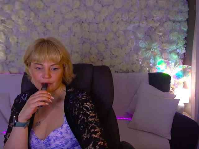 AmiraNight webcam