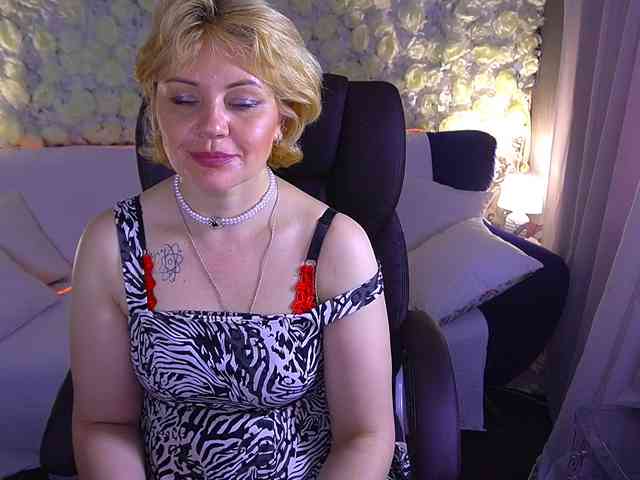 AmiraNight webcam