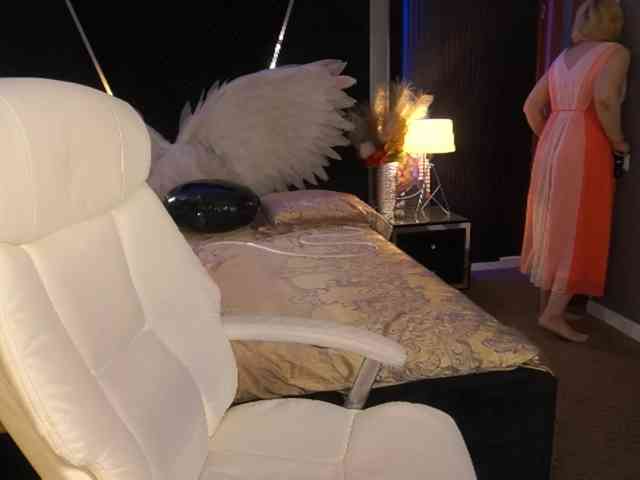 AmiraNight webcam