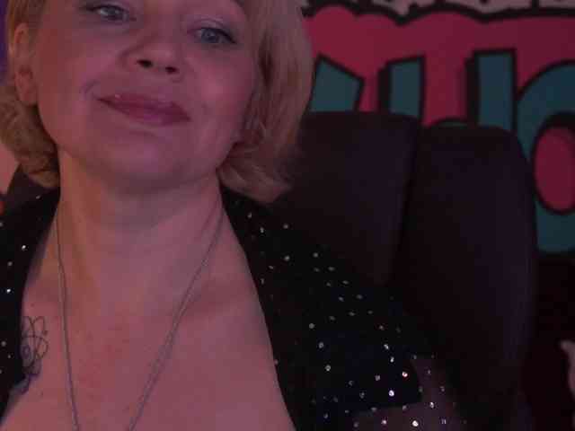 AmiraNight webcam