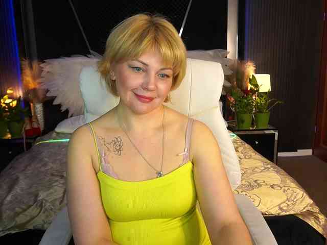 AmiraNight webcam