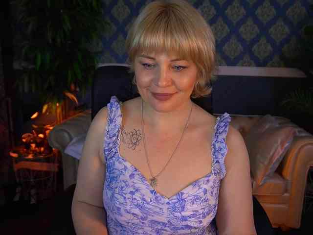 AmiraNight webcam