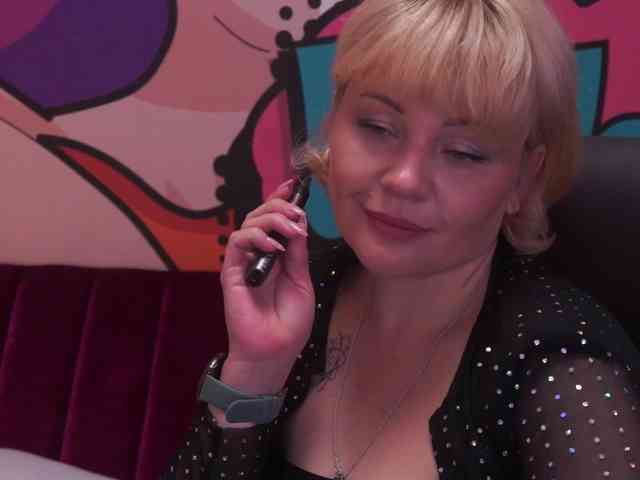 AmiraNight webcam