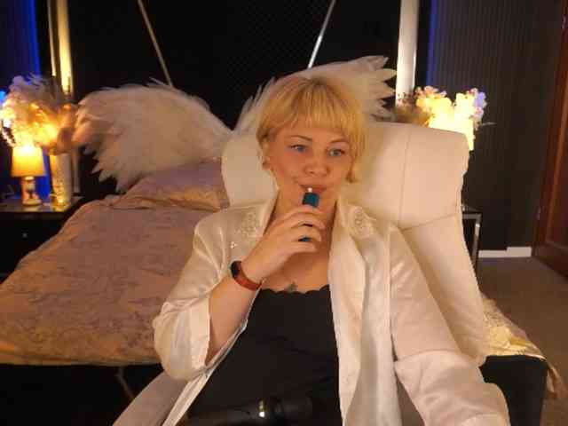 AmiraNight webcam