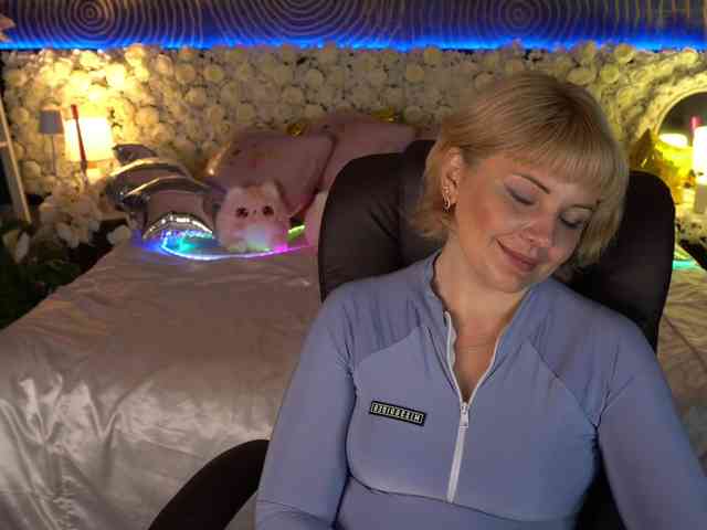 AmiraNight webcam