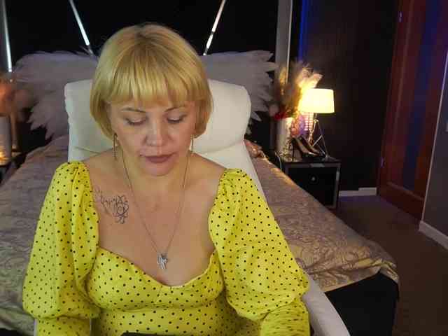 AmiraNight webcam